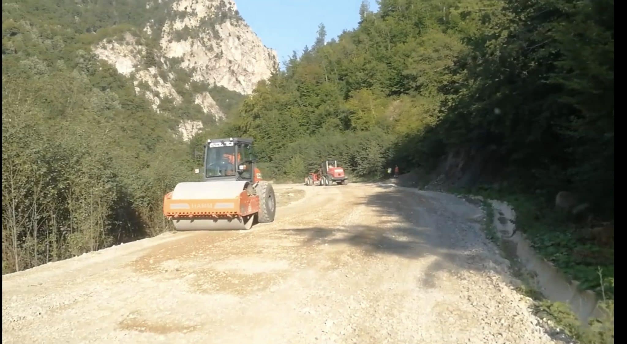 Malgré la loi du kosovo sur les zones protégées, les travaux de construction d’une route continuent près du monastère de dečani