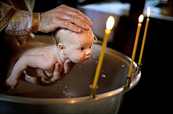 L’Église orthodoxe roumaine ne changera pas le rite du baptême, malgré les pressions