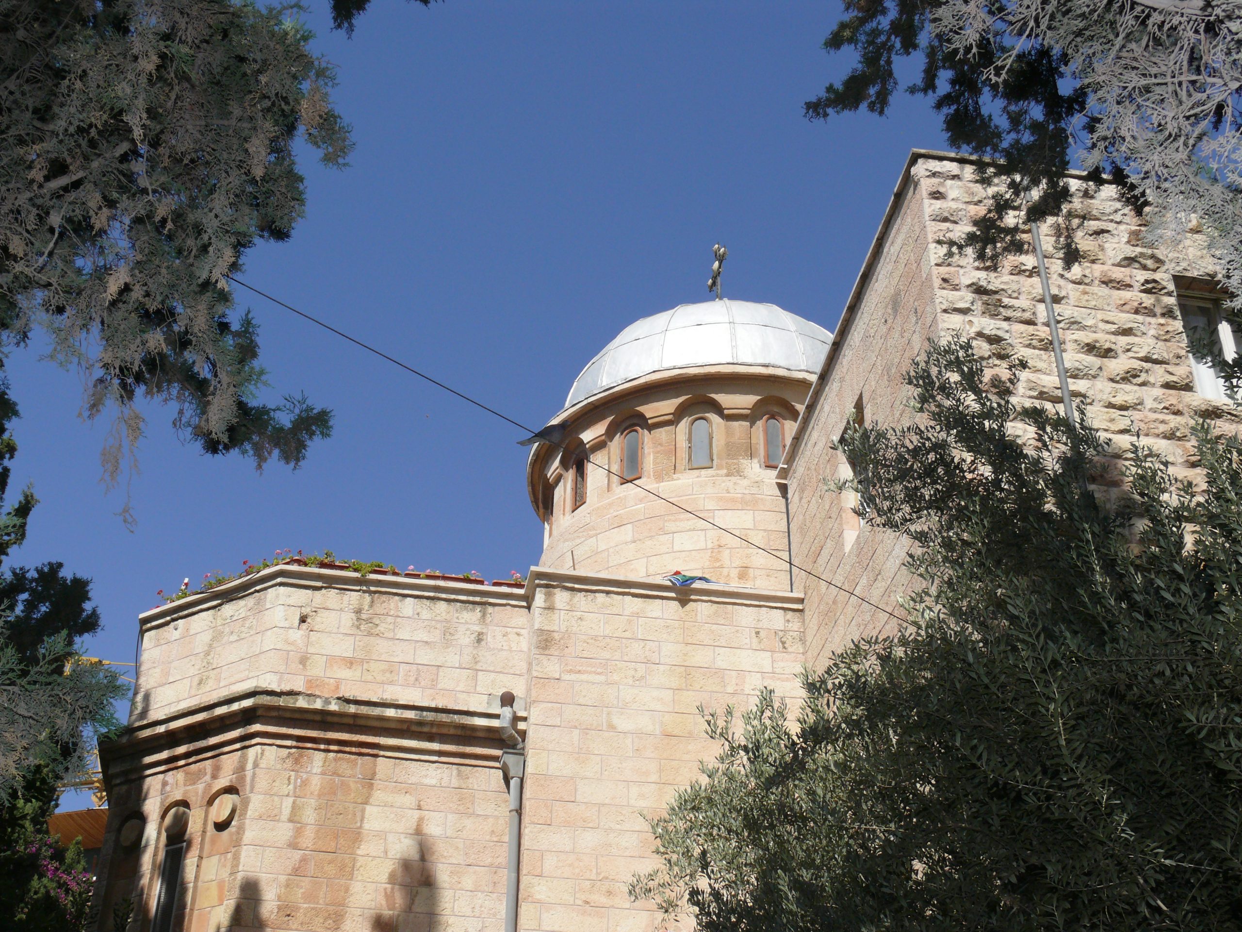 Le patriarche de jérusalem condamne l’attaque commise contre l’église roumaine par un extrémiste