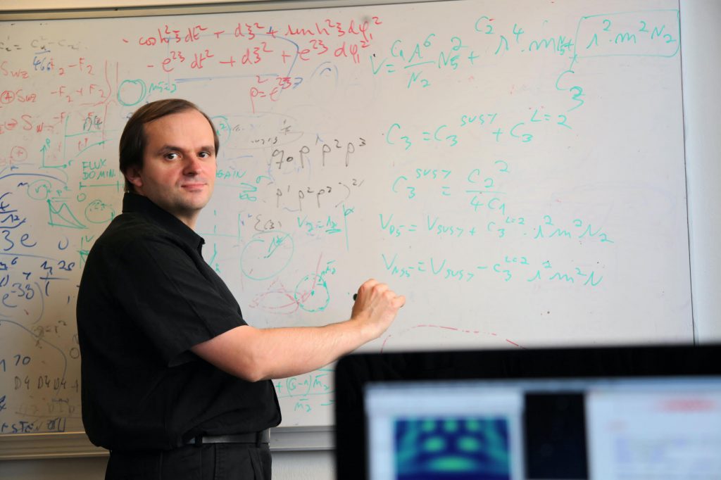 Iosif Bena, chercheur en physique et prêtre à Paris : « Le conspirationnisme encourage la paresse et le manque d’initiative. Cette façon de penser est destructive »