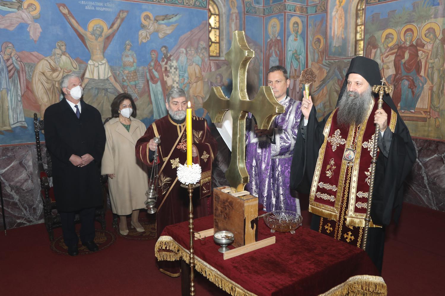 Le patriarche de serbie porphyre a béni la croix de la chapelle royale de belgrade