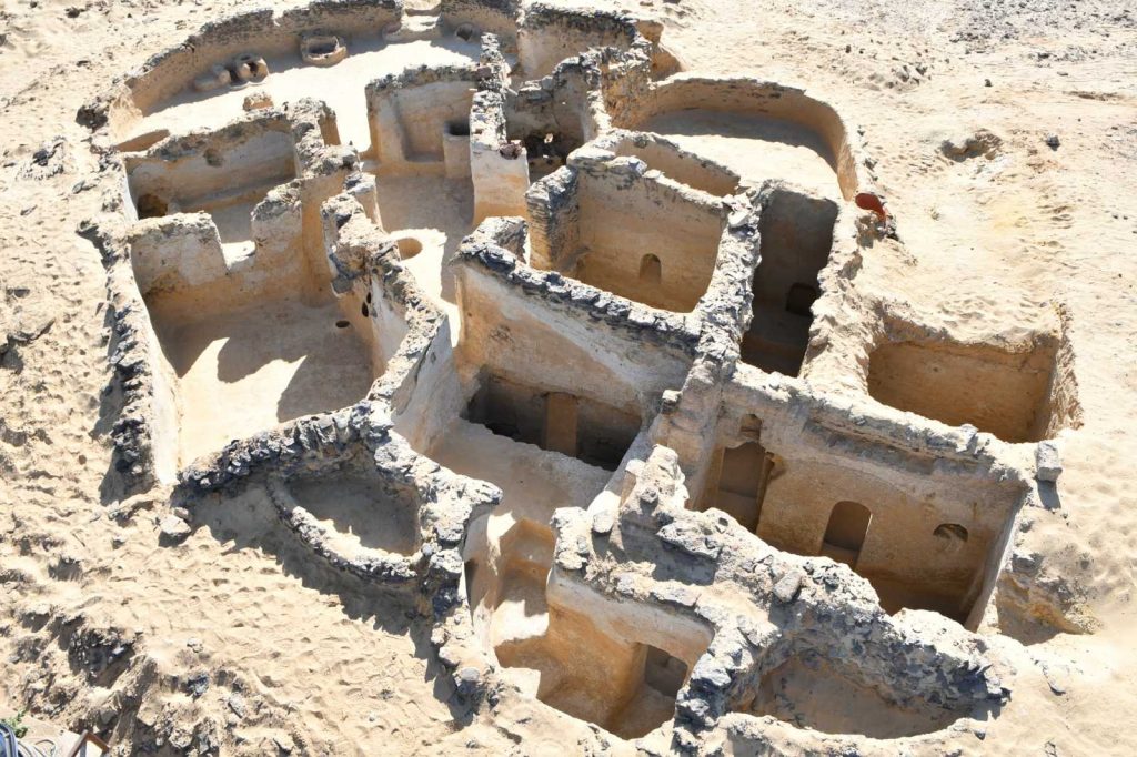 Une équipe archéologique dirigée par un Roumain a découvert le plus ancien monastère d’Égypte connu au monde