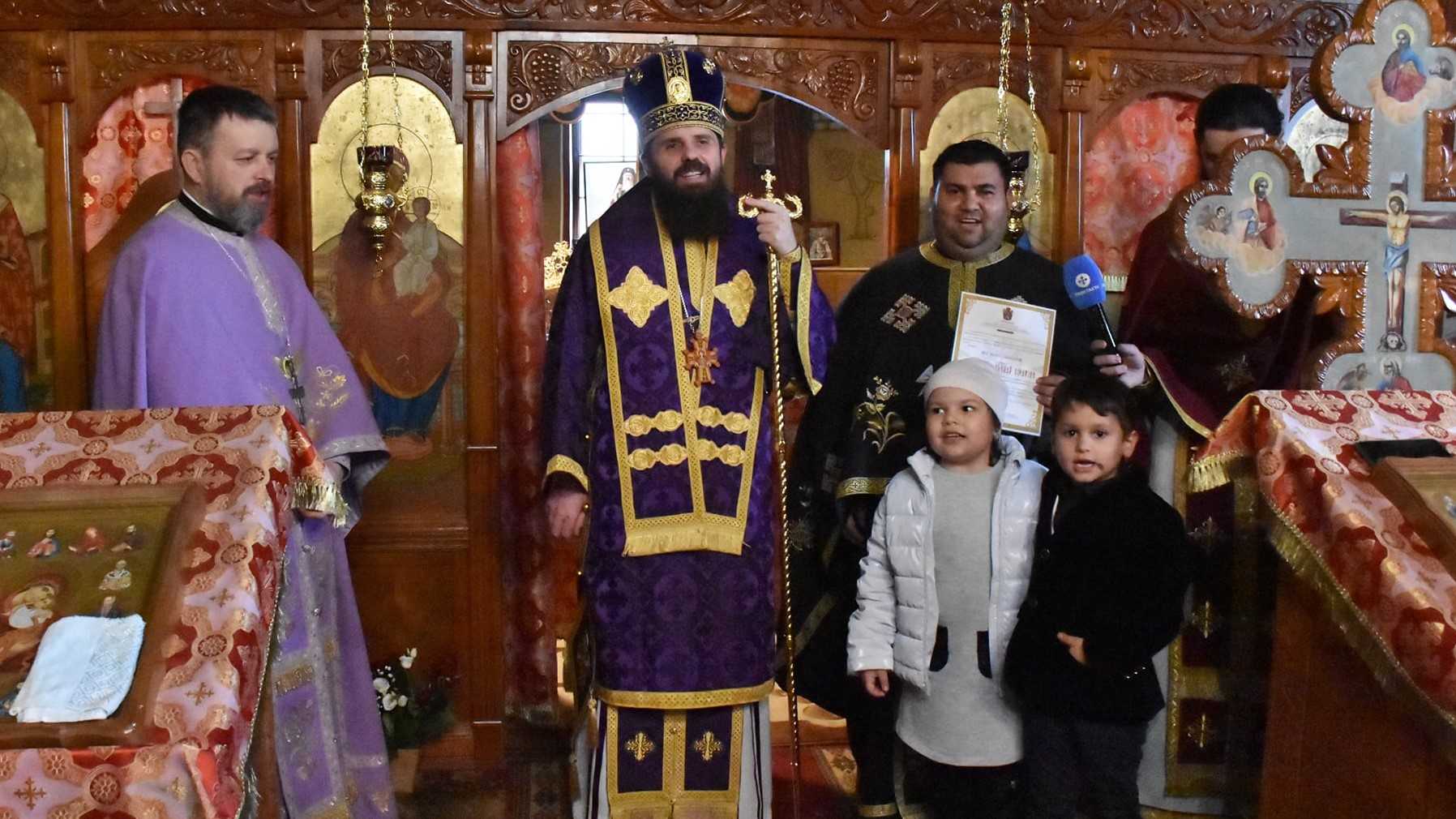 À l’occasion de la Journée internationale des Roms, l’évêque Bénédict de Bistrița a célébré la Liturgie en romani et en roumain