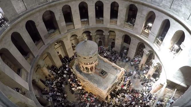 Accéléré (« time lapse ») de la cérémonie du « feu sacré » à jérusalem