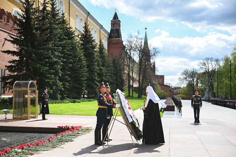 À la veille du 76e anniversaire de la victoire, le patriarche de Moscou Cyrille a déposé une gerbe sur la tombe du soldat inconnu, devant le mur du Kremlin