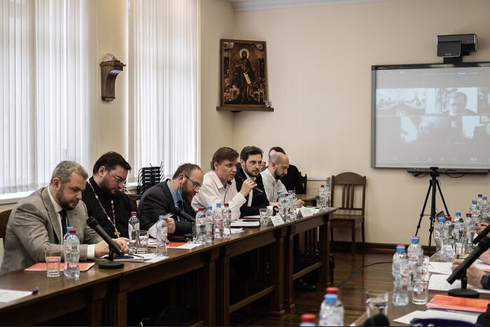 « la vaccination : problèmes éthiques à la lumière de l’enseignement orthodoxe », table ronde au séminaire sretensky de moscou