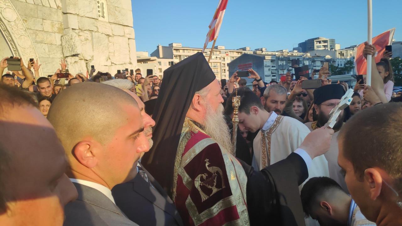 Des milliers de fidèles ont accueilli triomphalement le nouveau métropolite du Monténégro
