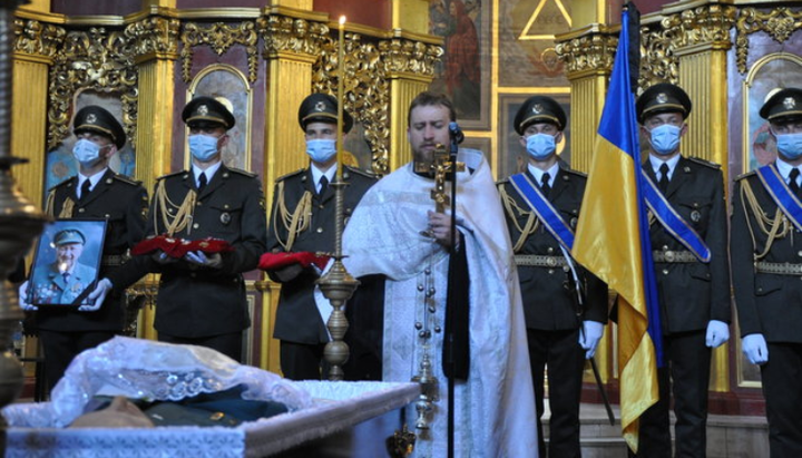 Funérailles d’un ancien SS à la cathédrale de l’Église autocéphale d’Ukraine à Kiev