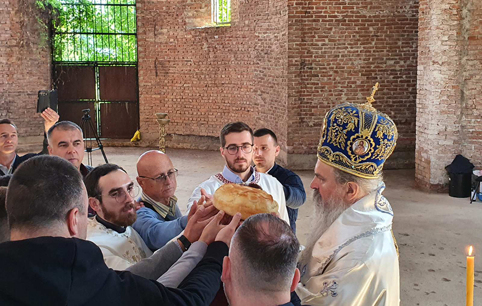 Pour la première fois depuis 1998, la liturgie a été célébrée en l’église du christ sauveur à priština (kosovo)