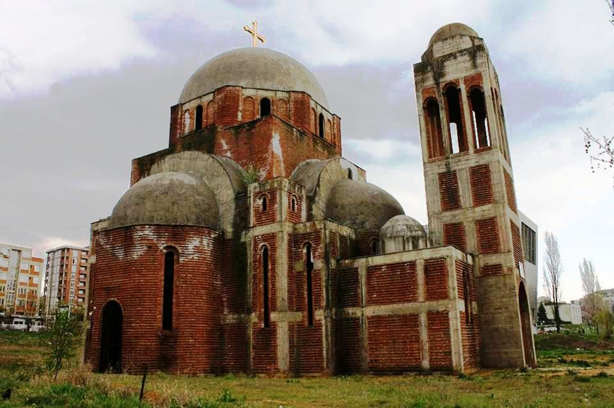 Communiqué du diocèse de ras-prizren (Église orthodoxe serbe). « ce n’est pas une situation normale quand une communauté religieuse est menacée à cause d’une cérémonie accomplie dans ses propres locaux »