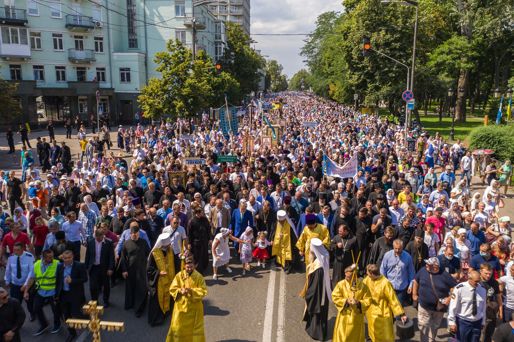 350 000 fidèles ont participé à la procession de la fête de saint vladimir à kiev