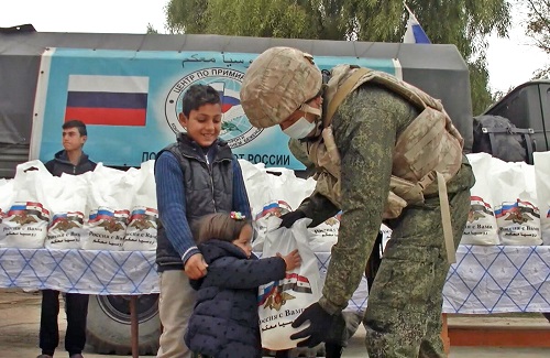 Des militaires russes fournissent une aide humanitaire aux chrétiens orthodoxes dans une province syrienne