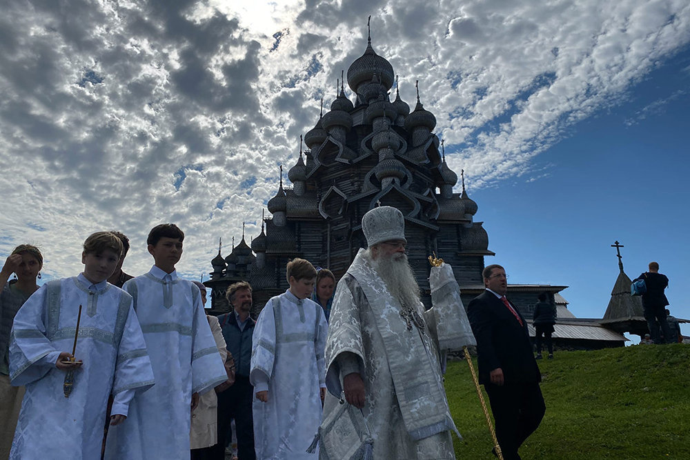 Première liturgie depuis 1928 en l’église de la transfiguration à kiji, en russie