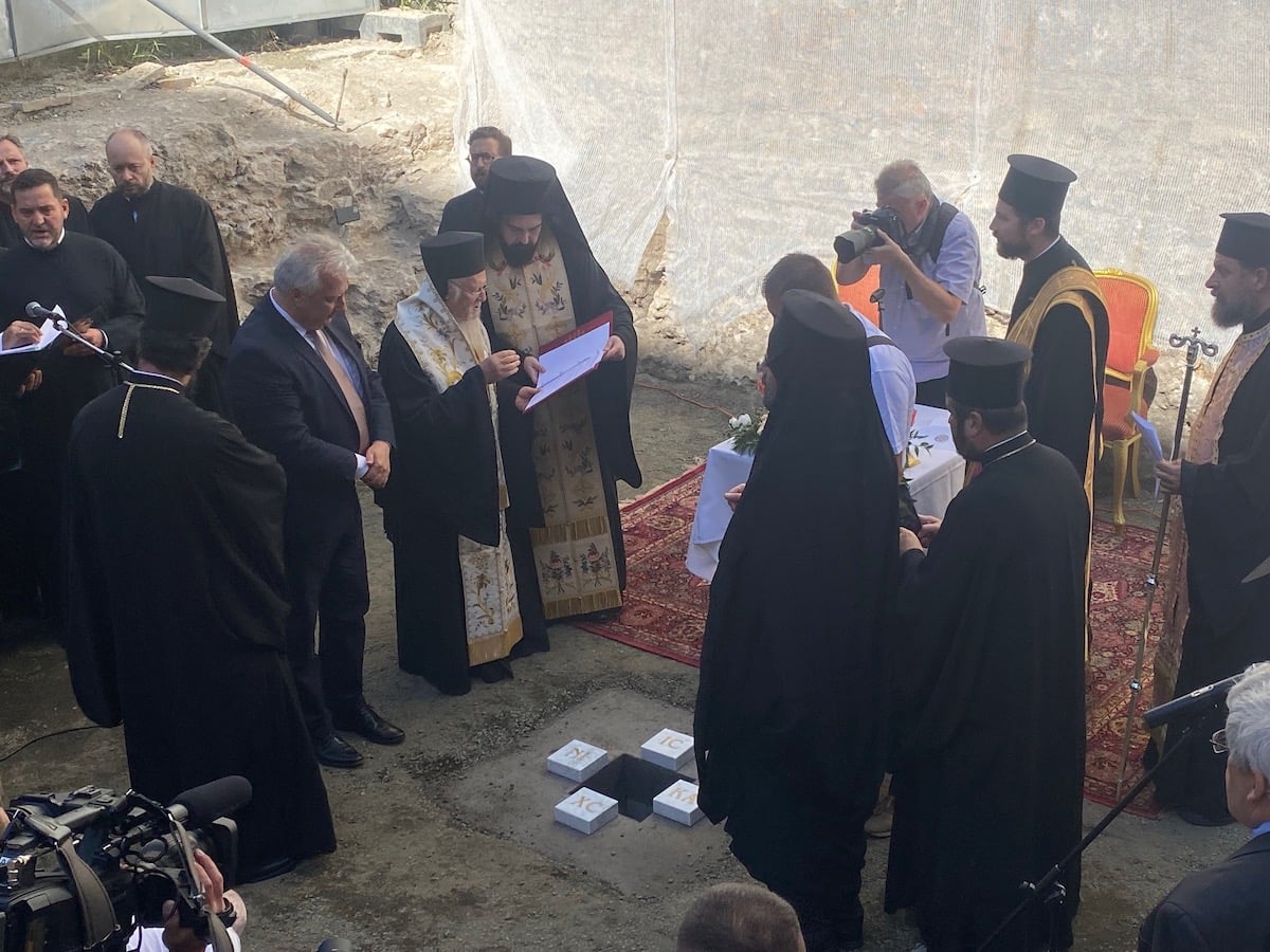 Le patriarche œcuménique a posé la première pierre des fondations de l’église des trois-saints-hiérarques à budapest