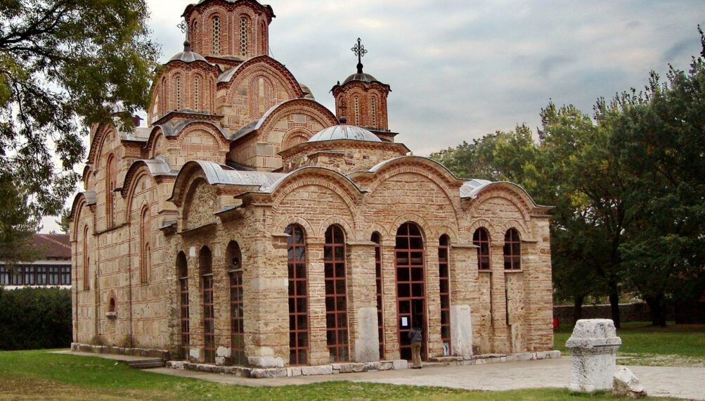 L’Église orthodoxe serbe appelle à la paix après les affrontements au nord du kosovo