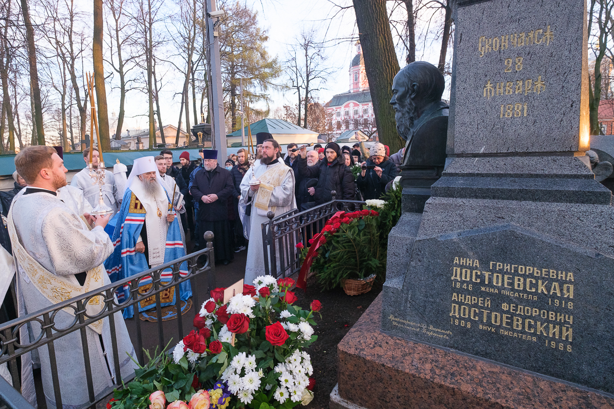 Un office de requiem a été célébré sur la tombe de dostoïevski à l’occasion du 200e anniversaire la naissance de l’écrivain