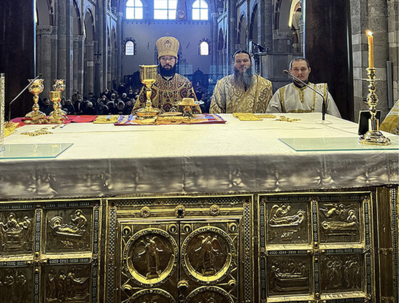 La Liturgie orthodoxe a été célébrée devant les reliques de saint Ambroise de Milan