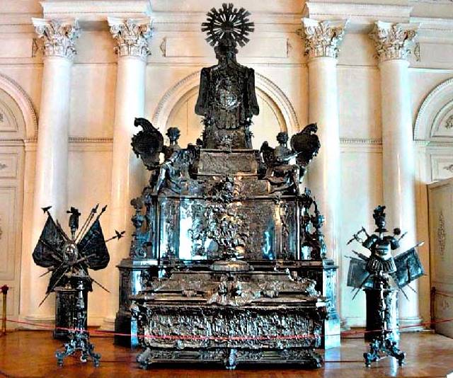 Le patriarche Cyrille demande au Musée de l’Ermitage la restitution de la châsse ayant contenu les reliques de saint Alexandre de la Neva