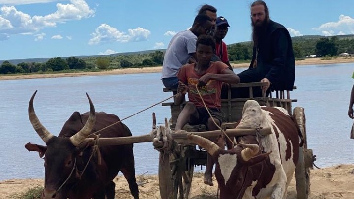 L’évêque de toliara prodrome explique comment la mission orthodoxe au sud de madagascar aide la population locale, touchée par la sécheresse