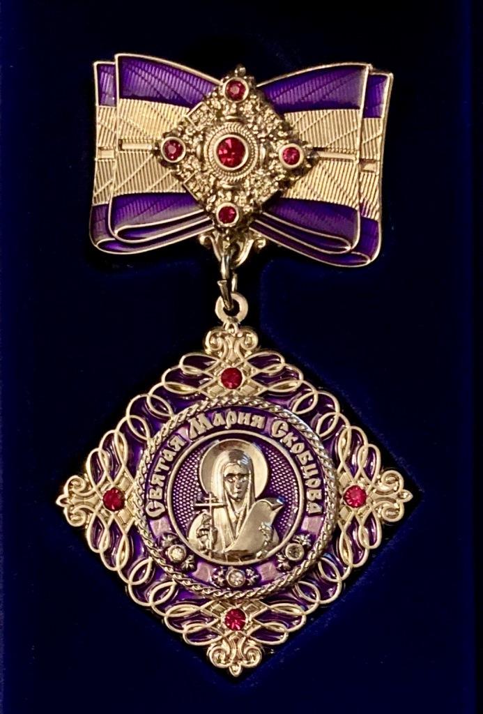 Remise de la médaille de Sainte Mère Marie de Paris (Sokbtsov) à Ghislène Fonlladosa