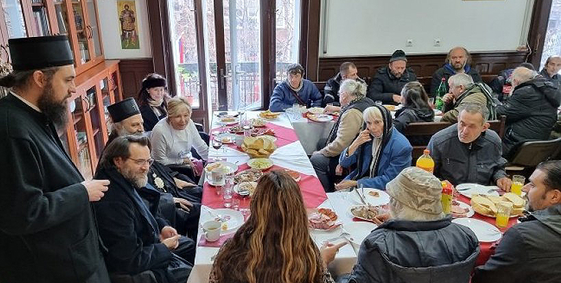 Le patriarche Porphyre au déjeuner de Noël avec les nécessiteux