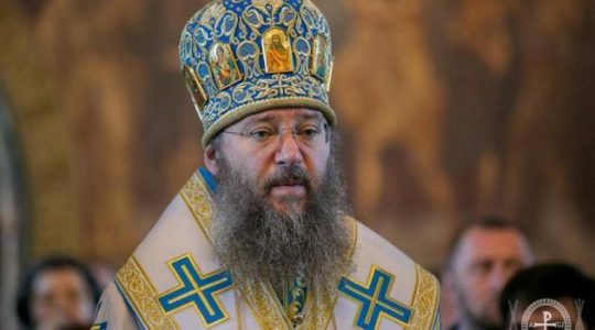 « Ce n’est pas le moment de nous tenir continuellement devant le smartphone, mais devant les icônes et de prier ! »￼