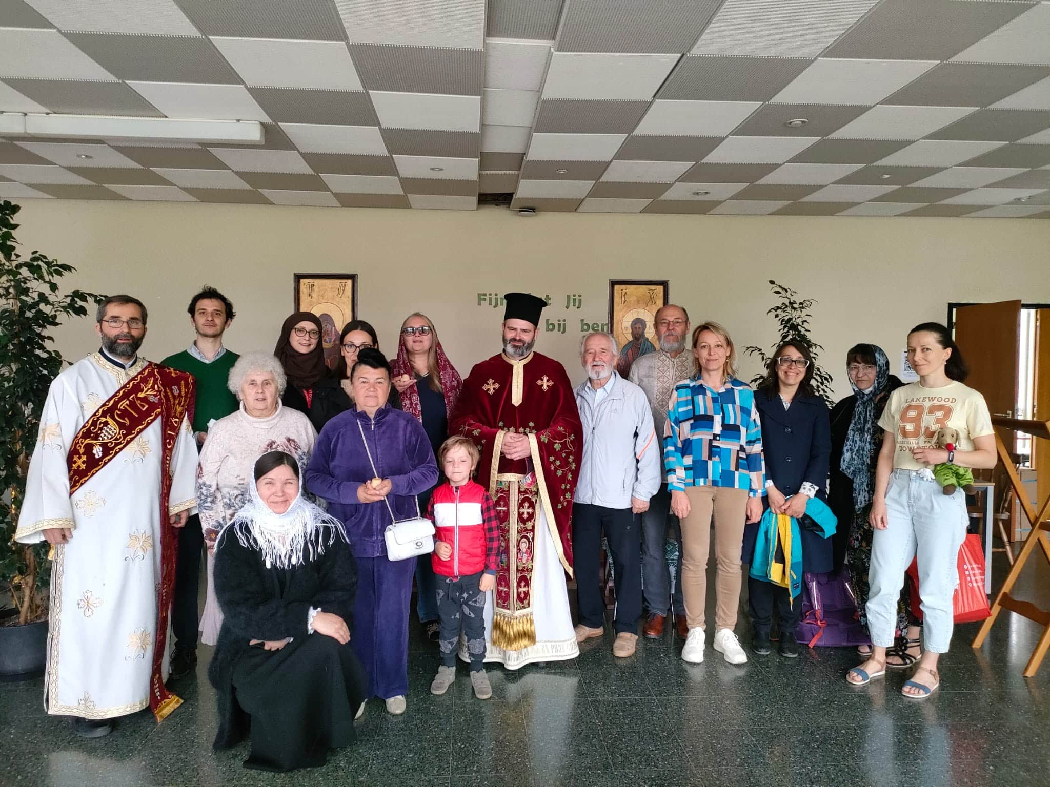 Une liturgie orthodoxe dans un centre d’accueil pour les réfugiés ukrainiens en Belgique