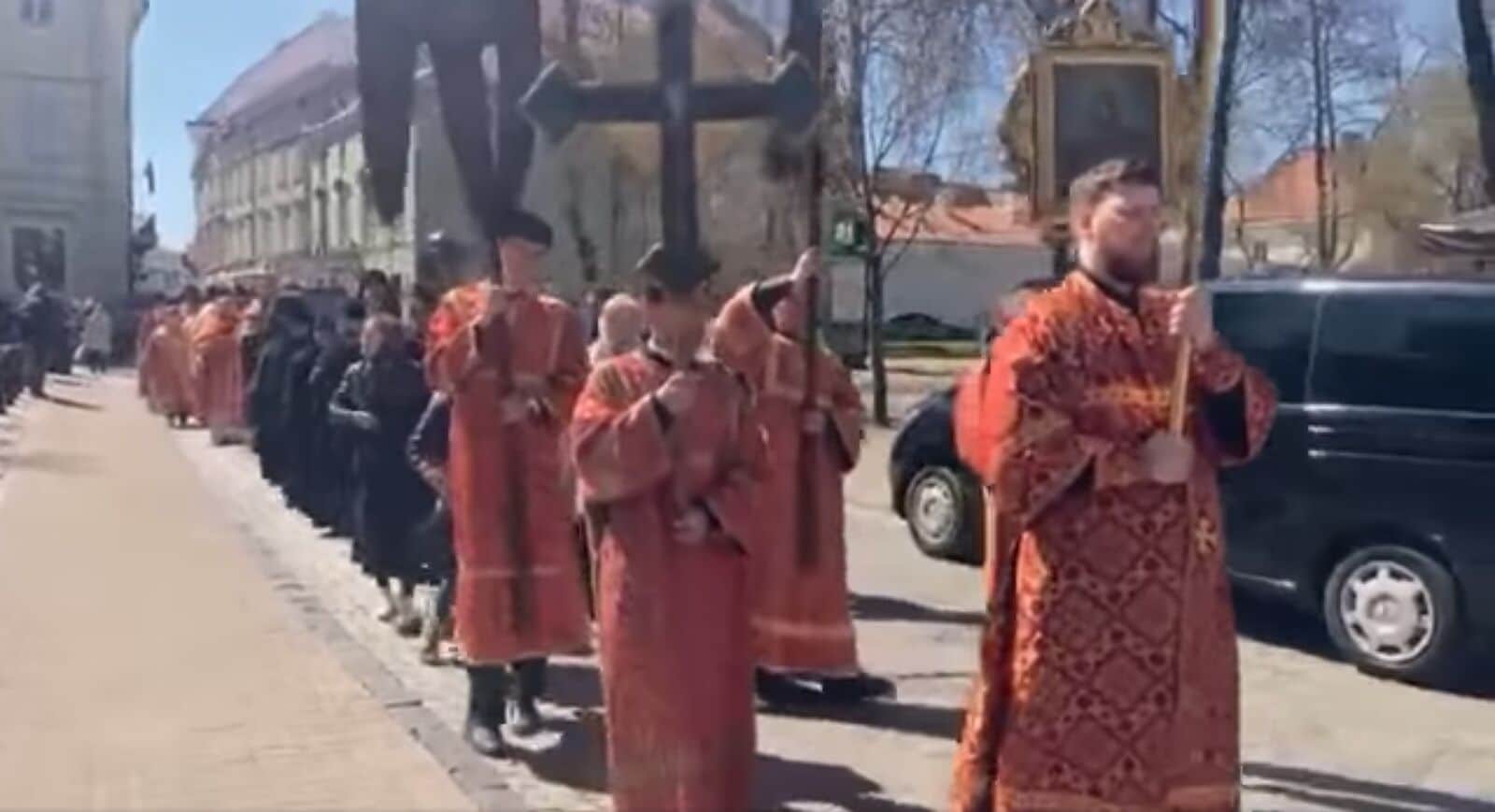 Des milliers de fidèles venus de toute la Lituanie ont participé à une procession pour la paix en Ukraine et l’unité de l’Église orthodoxe lituanienne