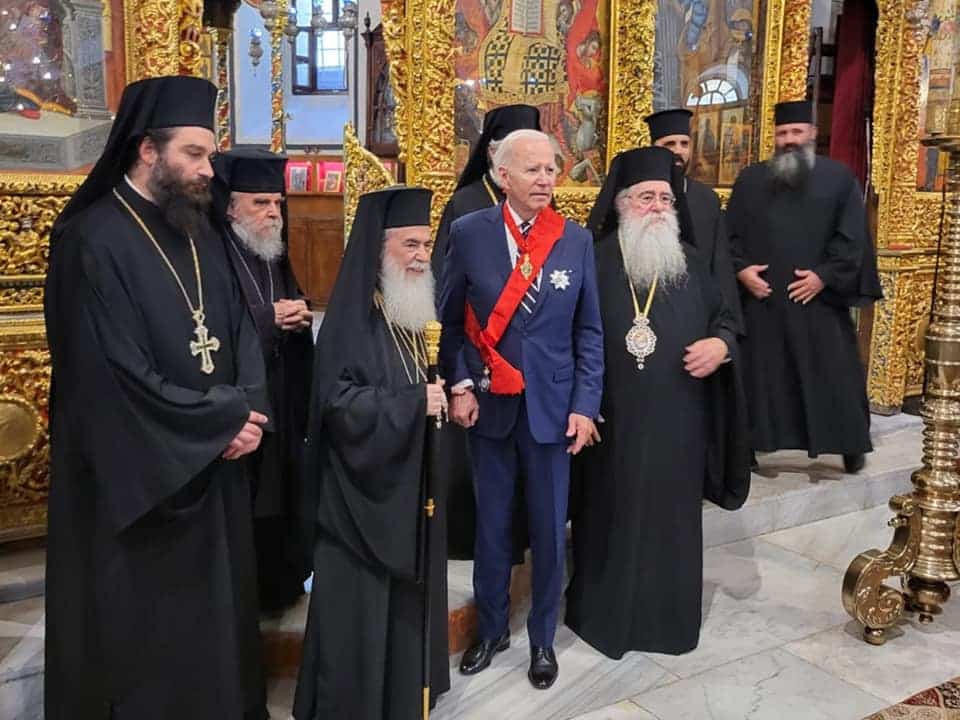 Le patriarche de Jérusalem Théophile III a décoré le président Biden