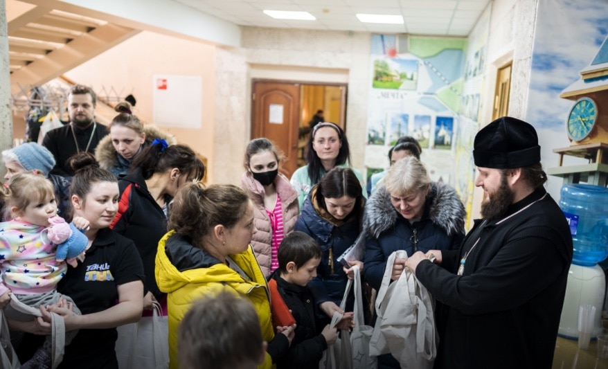 Depuis février 2022, l’Église orthodoxe russe a distribué 1900 tonnes d’aide humanitaire dans les zones de conflits et aux réfugiés en Russie