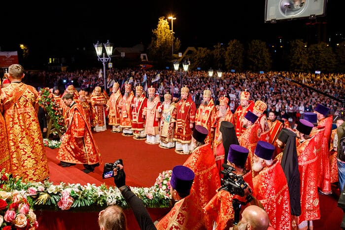 36 000 pèlerins sont venus cette année à ekaterinbourg pour honorer les martyrs de la famille impériale russe