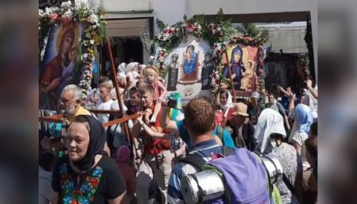 5 000 fidèles du diocèse de kamianets-podilskyi￼(ukraine) se sont rendus en procession à la laure de potchaïev 