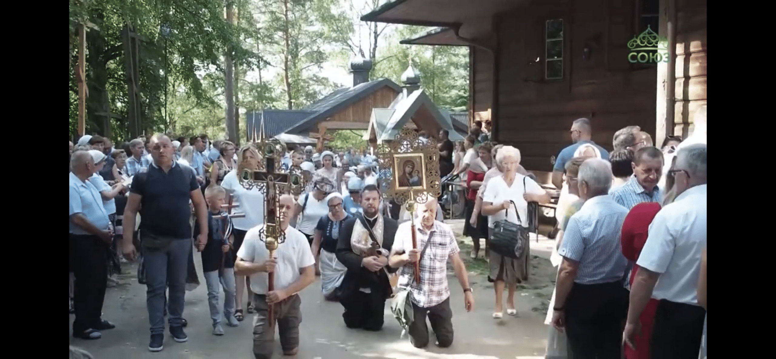 Des milliers de pèlerins sont venus au mont grabarka (pologne) pour la fête de la transfiguration 