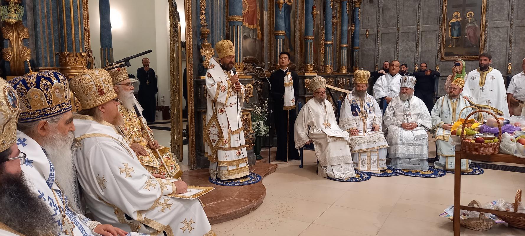 Six hiérarques des Églises locales ont concélébré la liturgie à budapest pour le 35e anniversaire de l’ordination sacerdotale du métropolite hilarion (alfeïev)￼