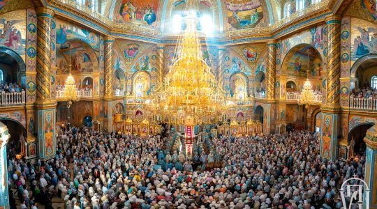 Des milliers de fidèles sont venus à Potchaïev (Ukraine) pour la fête de l’icône de la Mère de Dieu