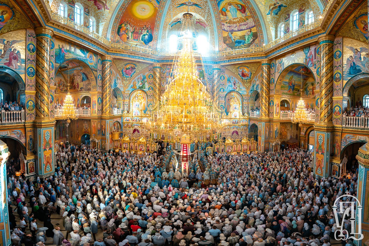 Des milliers de fidèles sont venus à potchaïev (ukraine) pour la fête de l’icône de la mère de dieu