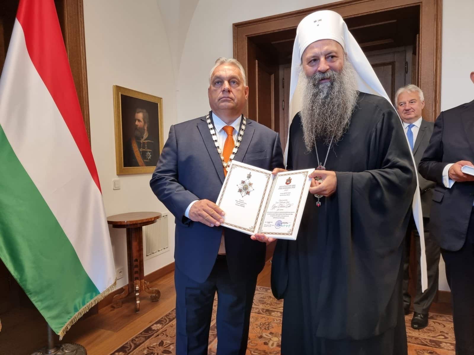 Le patriarche de serbie porphyre a décoré de l’ordre de saint sava le premier ministre hongrois victor orbán pour sa défense des valeurs chrétiennes 