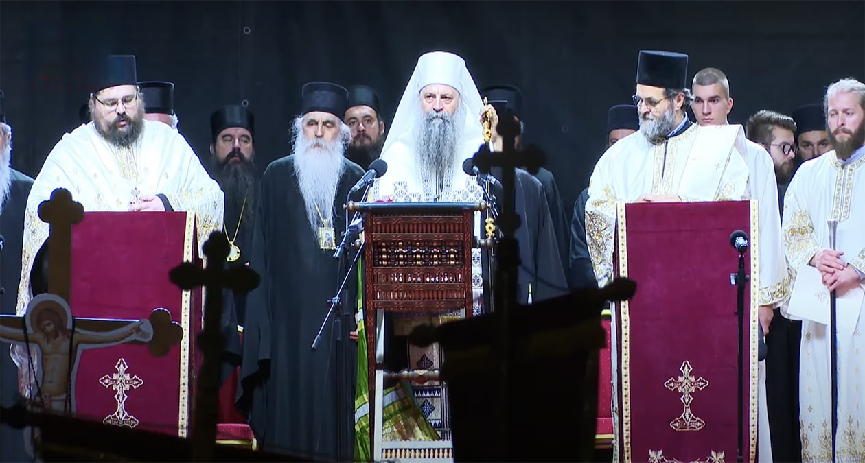En présence de dizaines de milliers de fidèles, le patriarche Porphyre a célébré à Belgrade un office pour la préservation du mariage et de la famille