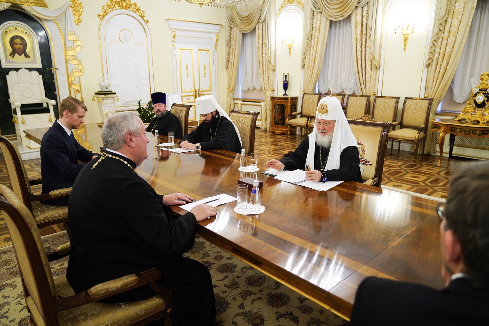 Le patriarche cyrille a rencontré le secrétaire général par intérim du coe, l’archiprêtre ioan sauca