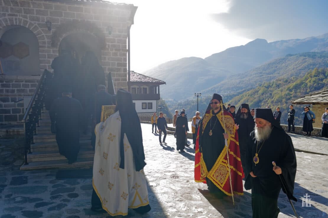 Le monastère bigorski de saint-jean-le-précurseur, situé en macédoine du nord, a reçu hier la visite d’un hiérarque de l’Église orthodoxe des terres tchèques et de slovaquie
