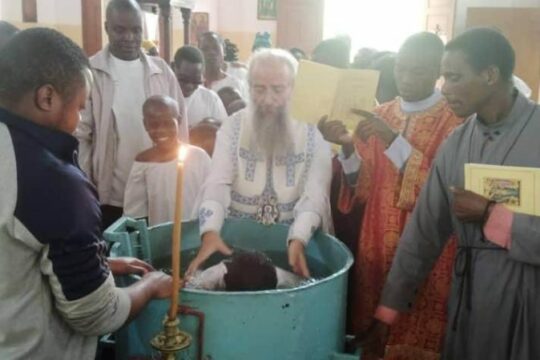 Baptême <strong>collectif </strong>de 60 catéchumènes le jour de Noël en Tanzanie