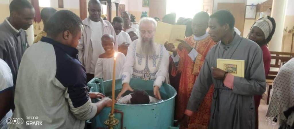 Baptême collectif de 60 catéchumènes le jour de noël en tanzanie