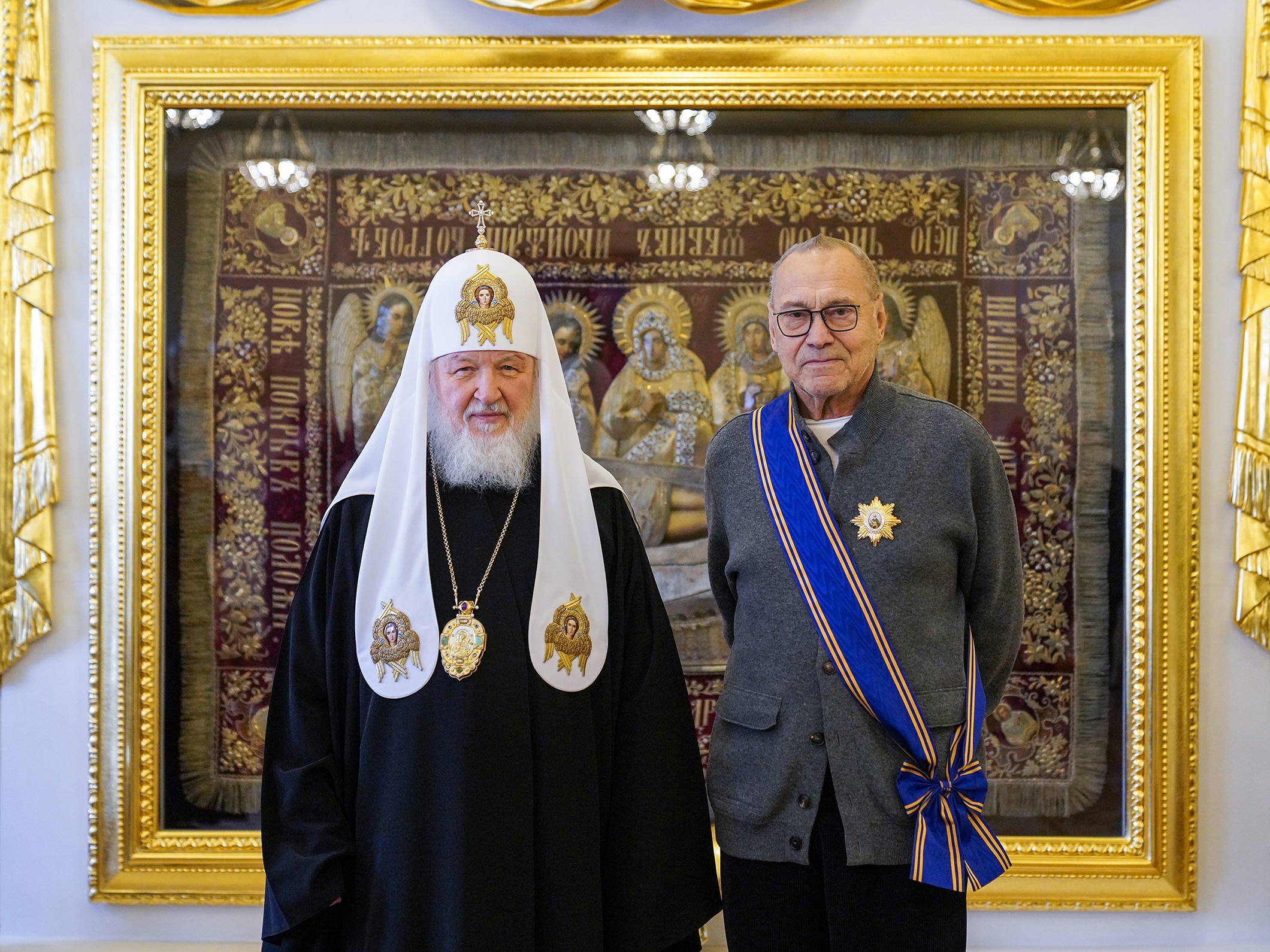 Le patriarche cyrille a remis à andreï konchalovsky l’ordre de saint-andré l’iconographe.