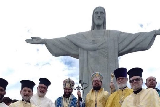 Liturgie panorthodoxe devant la statue du Christ à Rio de Janeiro