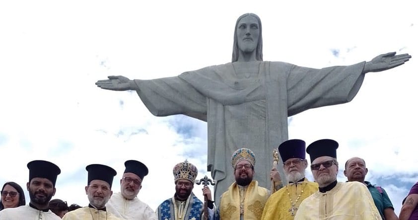 Liturgie panorthodoxe devant la statue du christ à rio de janeiro