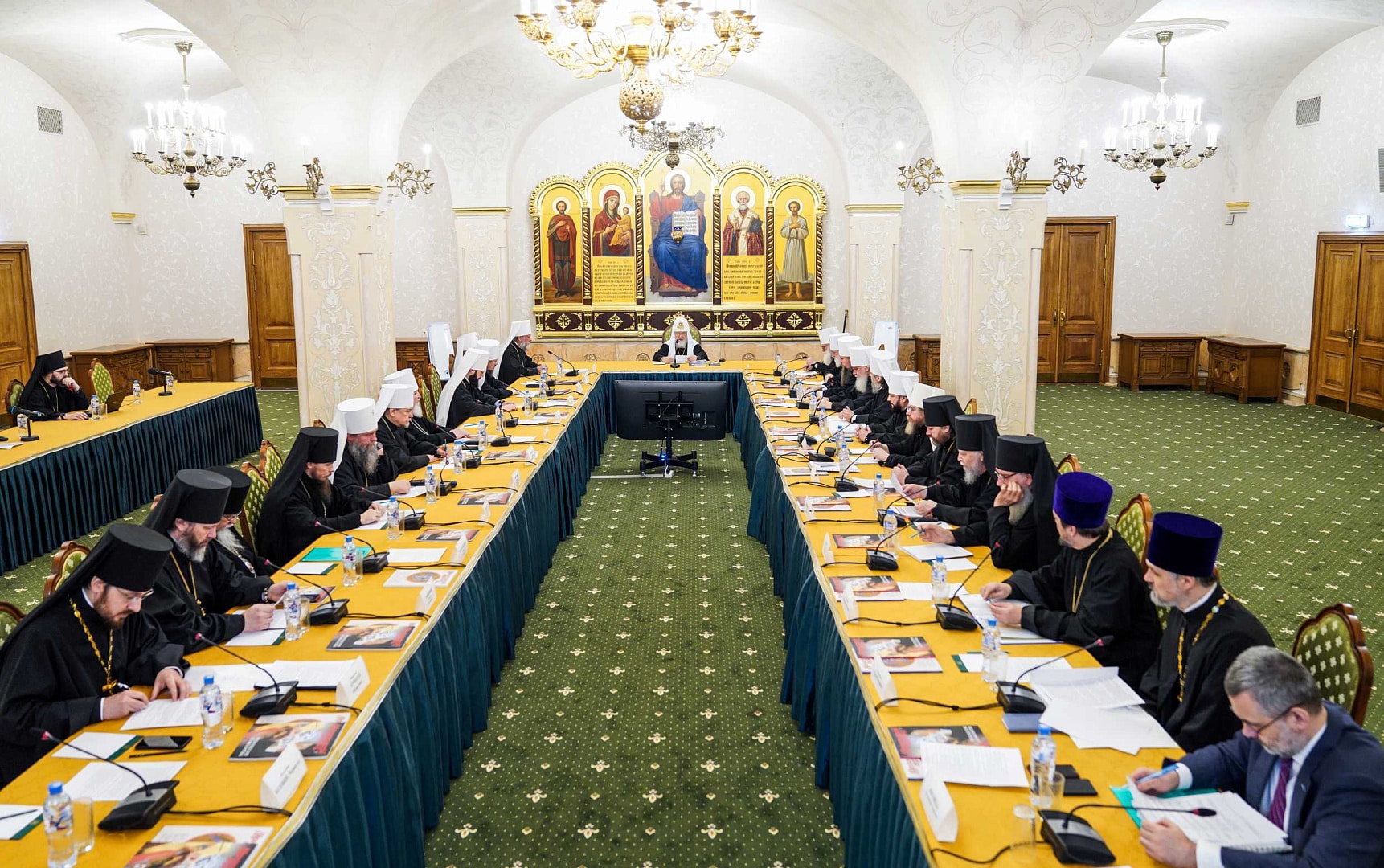 Le patriarche cyrille a présidé une réunion mixte du saint-synode et du haut-conseil ecclésiastique