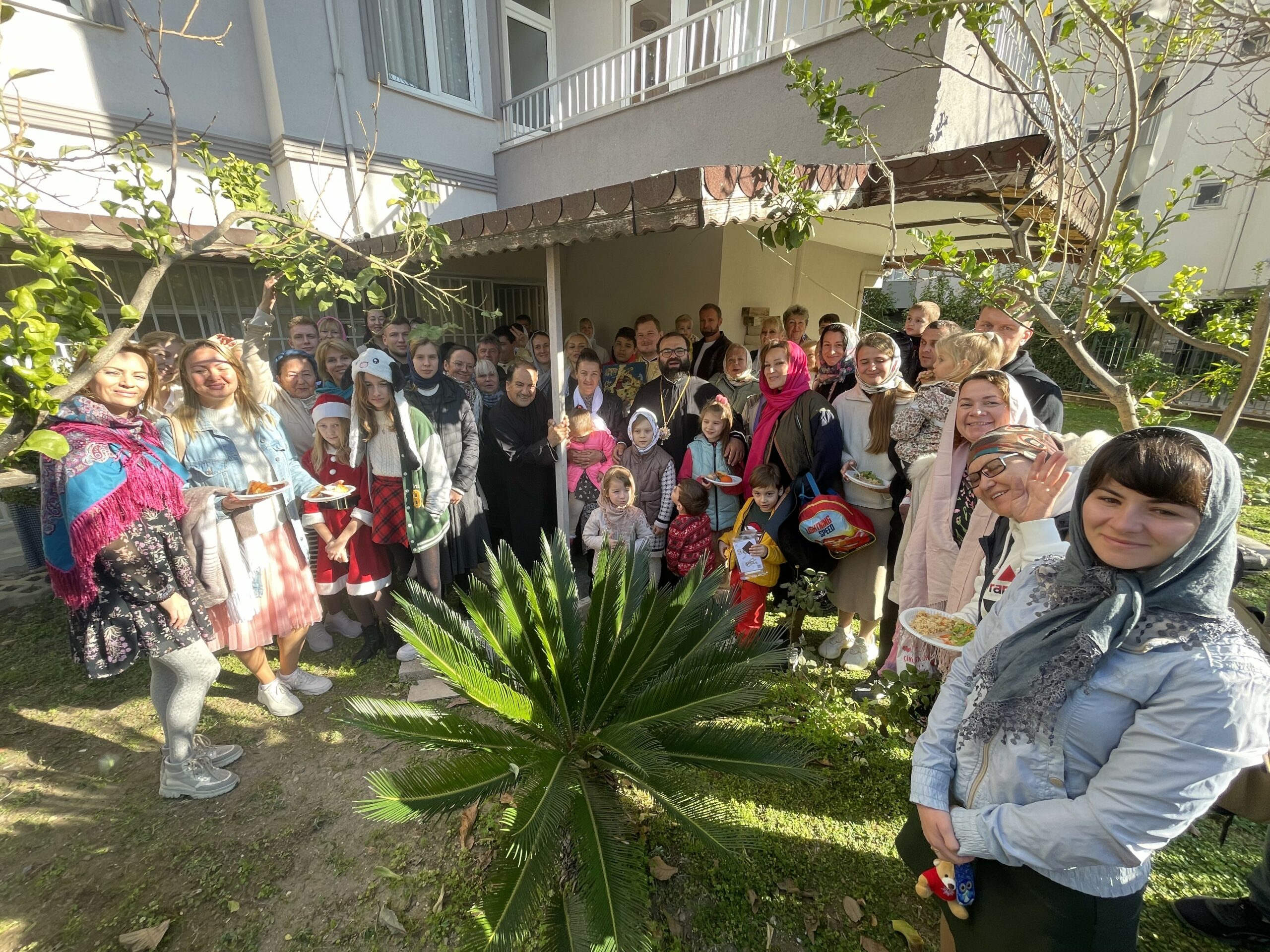 Des centaines de fidèles célèbrent la nativité dans la métropole de pisidie