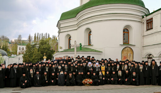 Les clercs et les moines de l’Église orthodoxe ukrainienne doivent quitter la Laure des Grottes de Kiev aujourd’hui avant 23h59 heures de Kiev