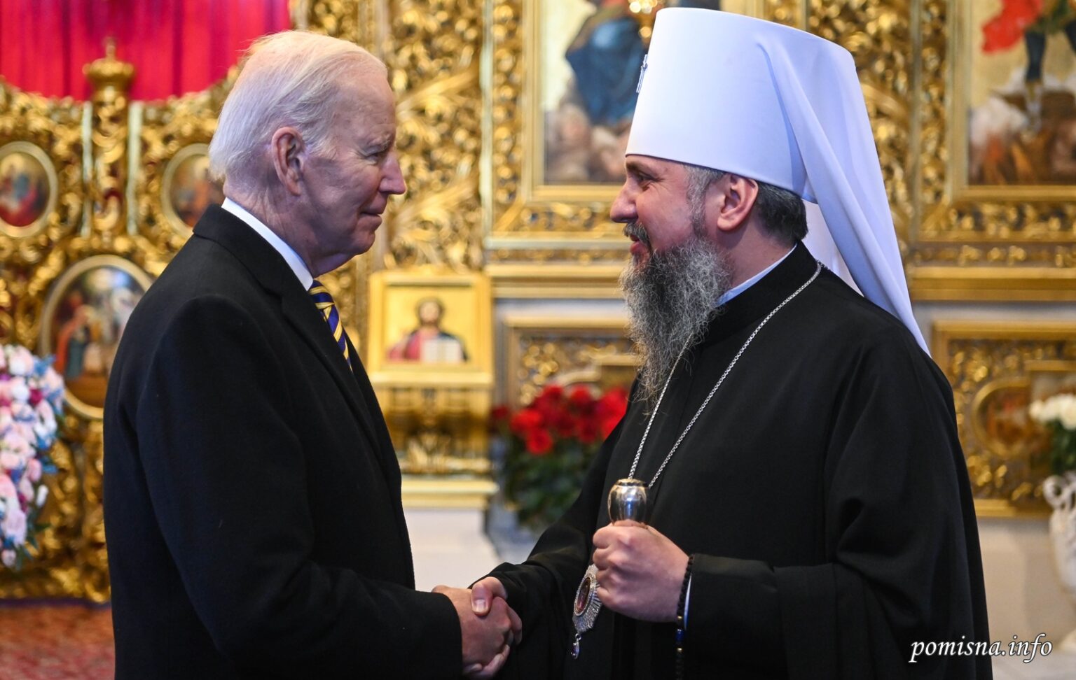 Les présidents des États-unis et de l’ukraine ont visité la cathédrale saint-michel à kiev