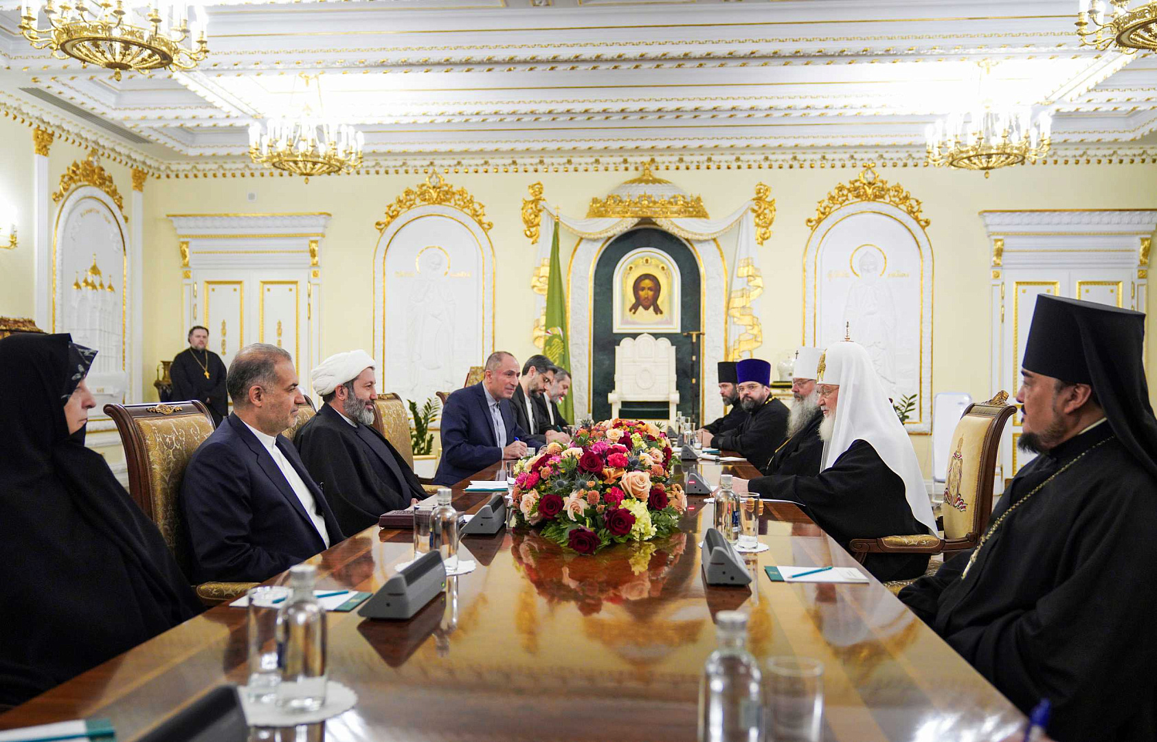 Rencontre du patriarche cyrille avec une délégation de religieux et de scientifiques iraniens